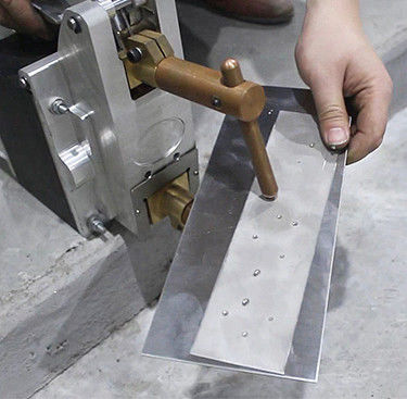 Máquina de soldadura por ponto portátil para chapas de metal tipo C/X