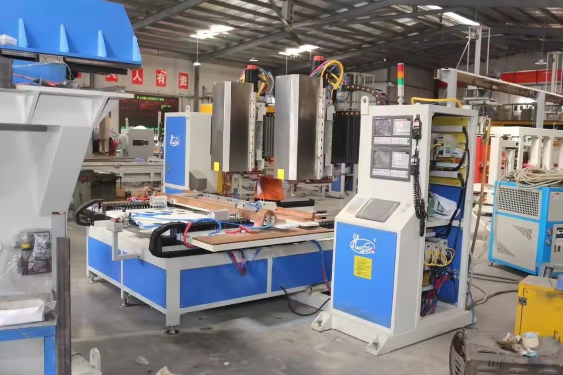 Máquina de soldadura por pontos CNC de sete eixos duplo cabeças de chapa automática para estante de agachamento