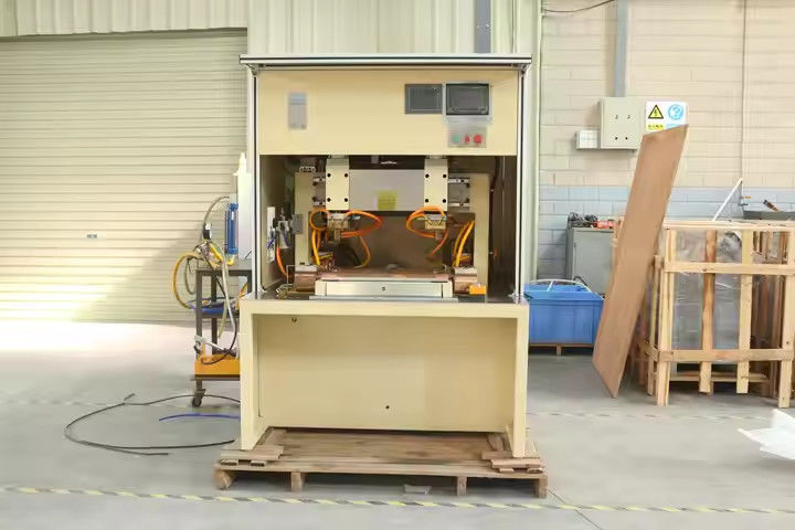 Hwashi CNC Frequência Média Mild Small Steel Door Sheet Metal Spot Welder com Eixo XY Automático Feeder Móvel