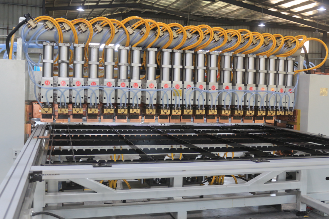 Hwashi AT-MF25K Soldadora multi-ponto Gantry com fonte de alimentação MFDC Inverter Alimentação servo-conduzida e espaçamento de eletrodo ajustável